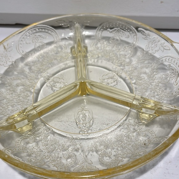 ANTIQUE HORSESHOE YELLOW DEPRESSION GLASS FOOTED DIVIDED PLATE 1930 - Picture 4 of 6